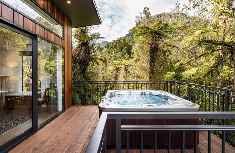 Deluxe-Spa-Tree-House-Franz-Josef