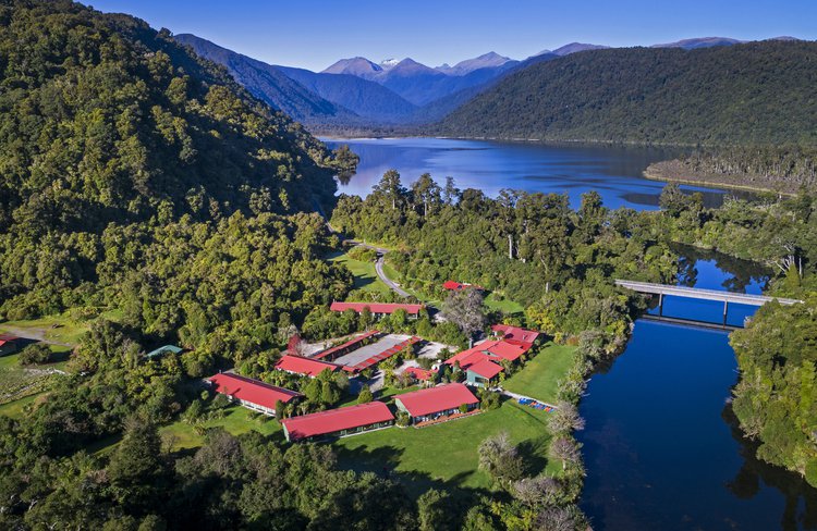 Wilderness Lodge Lake Moeraki sits on the shores of the Moeraki River in the heart of Te Wahipounamu World Heritage Area.